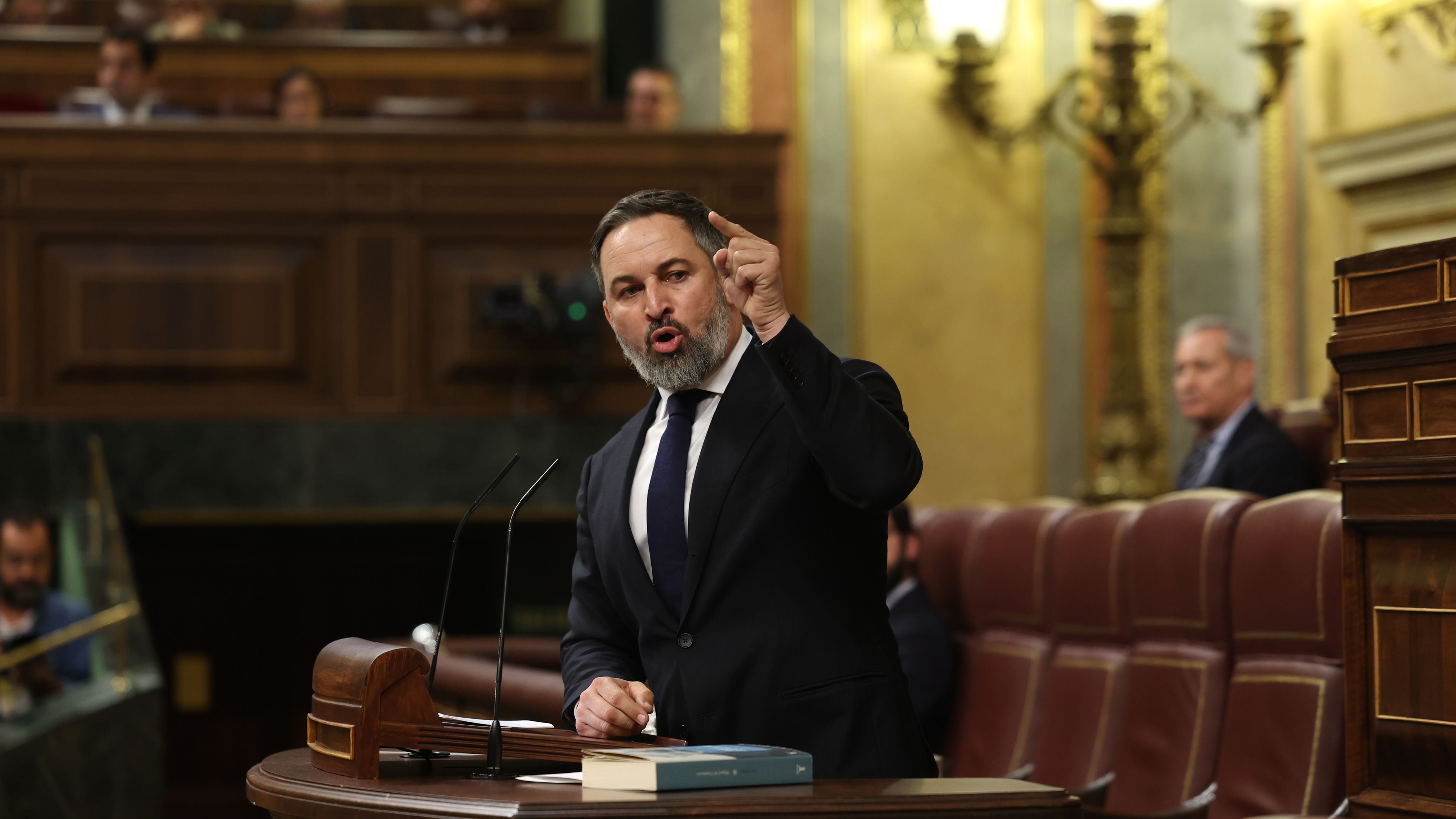 Santiago Abascal, líder de Vox, da la réplica al discurso de investidura de Pedro Sánchez, acusándole de golpista.