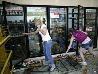 Varias personas observan los destrozos ocasionados en la estación de servicio Esso ubicada en AccesoTigre y ruta 202, de San Fernando, Buenos Aires (Argentina).EFE/Archivo