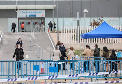 Zona de acceso al Hospital Isabel Zendal para la vacunación contra el Covid-19 este viernes.