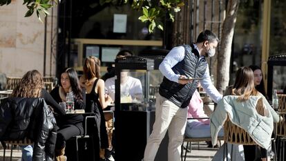 Un camarero trabaja en una terraza en Valencia, el pasado enero.