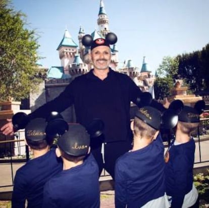 Miguel Bosé, con sus hijos, en abril.