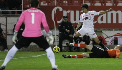 La lesión del portero del Valencia fue una de las claves de la derrota de su equipo contra el Sevilla.