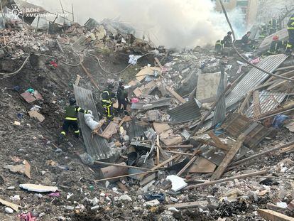 Un equipo de rescate trabaja entre los escombros de un edificio bombardeado por Rusia en Khmelnitskii, el 22 de marzo.