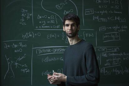 Xavier Ros-Oton, matemàtic que es fa ver mediàtic per lluir un llaç groc en els premis Princesa de Girona.