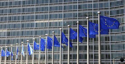 Banderas europeas en la sede de la Comisión Europea en Bruselas.
