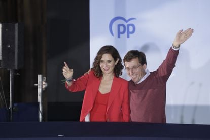 La presidenta de la Comunidad de Madrid, Isabel Díaz Ayuso, y el alcalde de Madrid, José Luis Martínez -Almeida, celebran sus sendas mayorías absolutas en el balcón de la calle Génova. 