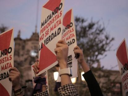 Periodistas se manifiestan en la ciudad de Guadalajara. Las concentraciones fueron convocadas este martes para pedir al Gobierno que proteja la vida de los reporteros y el derecho a la información. 