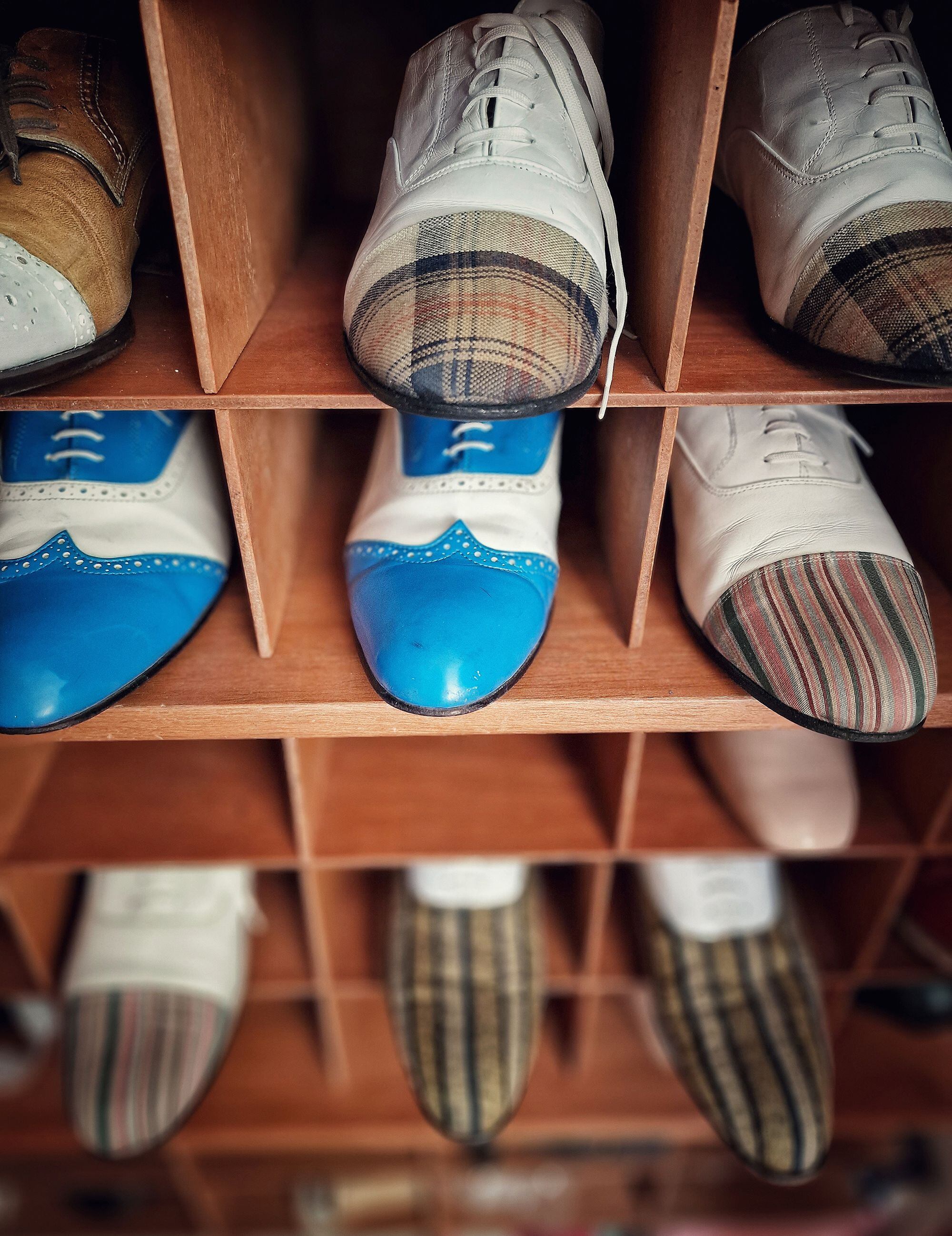 Un armario de zapatos bicolor listos para ser calzados.