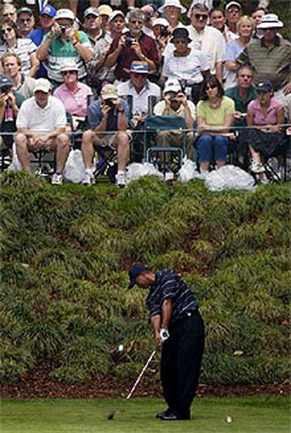 Tiger Woods ejecuta un golpe durante la jornada de prácticas en Augusta.