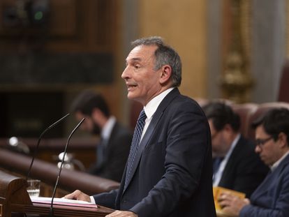 El diputado de Sumar, Enrique Santiago, durante la defensa de la proposición de ley presentada por su partido.