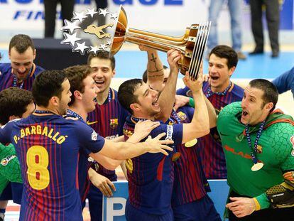 Los jugadores del Barça levantan el trofeo de campeones de Europa. 