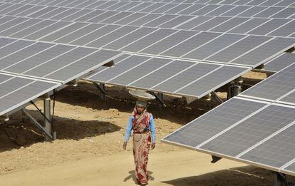 Un trabajador camina en la planta solar Naini de Allahabad, en el norte de India. 