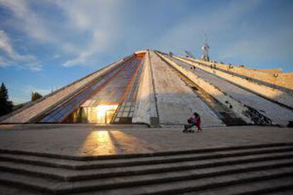 La Pirámide de Tirana, antiguo museo dedicado al dictador Enver Hoxha convertido en centro de congresos en 1991.