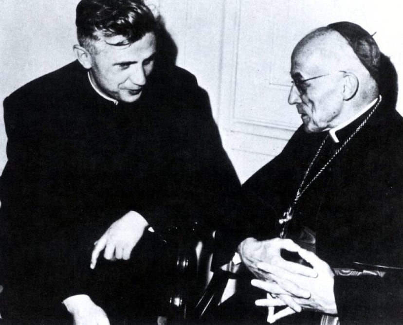 Joseph Frings, cardenal de Colonia (Alemania), charla con Ratzinger, en una imagen sin datar. Él es el responsable de que el camino del joven profesor reformista llegue hasta Roma, como asesor del Concilio Vaticano II, la reforma impulsada por el papa Juan XXIII. Allí recibe el nombramiento oficial como teólogo del Concilio, donde defiende la descentralización de la Iglesia y la independencia de las conferencias episcopales. Dos años más tarde será el máximo enemigo de esta autonomía.