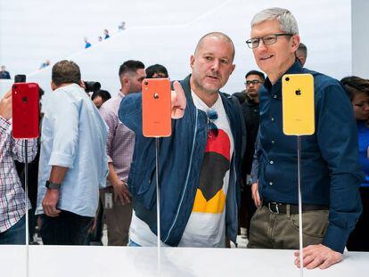 Jony Ive, jefe de diseño de Apple, junto a Tim Cook