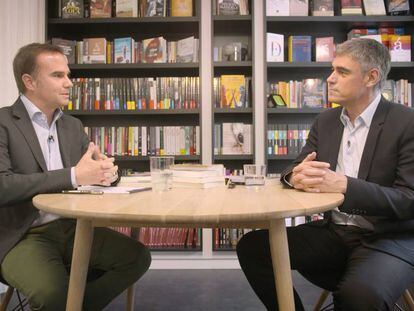 El periodista Rául Tola entrevista al escritor Pablo Simonetti.