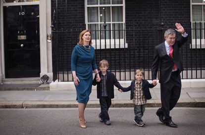 El primer ministro Británico, Gordon Brown, abandona su residencia oficial, acompañado de su familia, para presentar su dimisión a la reina Isabel.