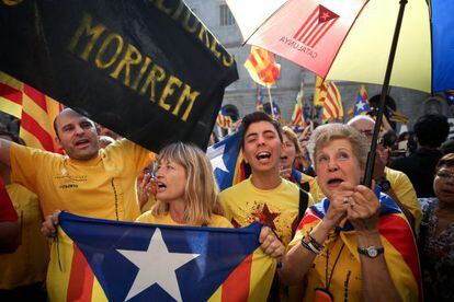 Partidarios de la independencia de Catalu&ntilde;a, ayer en la Plaza de Sant Jaume