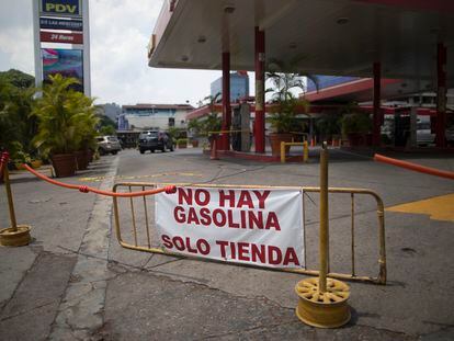 Una gasolinera en Caracas advierte a sus clientes que no tiene combustible, el 24 de mayo.