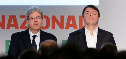 El primer ministro de Italia,PaoloGentiloni, y Matteo Renzi (derecha), el domingo.