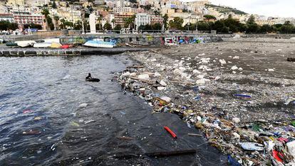 Las costas del viejo continente ocultan escenas grotescas, como esta de la bahía de Nápoles, en Italia, repleta de residuos plásticos.