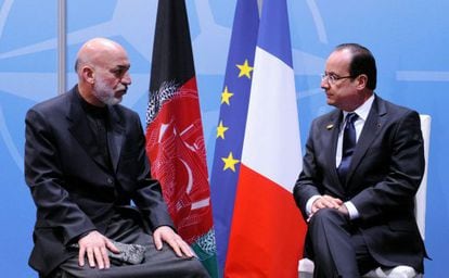 El presidente francés François Hollande (Derecha) durante su encuentro con su homólogo afgano Hamid Karzai (Izquierda).