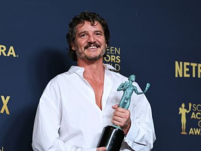 Pedro Pascal posa con el premio a mejor actor en una serie de drama ('The Last of Us') en los 30º premios de SAG-AFTRA, la unión de actores, en Los Ángeles, California, el 24 de febrero de 2024.