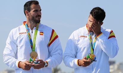 Saúl Craviotto y Cristian Toro

El joven (y televisivo) Cristian Toro se emociona en el podio tras recibir el oro en la prueba de K2 200 metros junto a Craviotto, que ya suma tres medallas olímpicas.