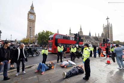 Activistas de Just Stop Oil protestan frente al Parlamento británico el 30 de octubre