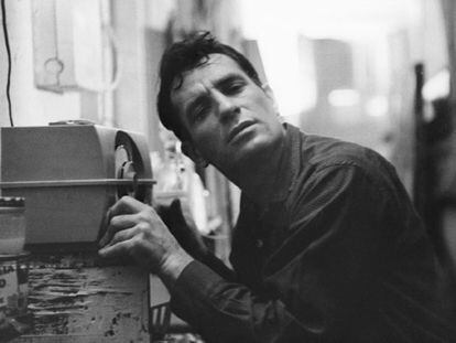 Foto clásica de Jack Kerouac subiendo el volumen de una radio de la época.