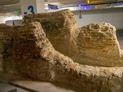 Restos arqueológicos de una de las norias halladas en las obras del parking público de Canalejas, en Madrid.