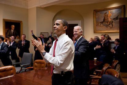 El presidente de EE UU, Barack Obama, el vicepresidente Joe Biden y miembros de sus equipos celebran en la sala Roosevelt de la Casa Blanca el triunfo de su reforma sanitaria en la Cámara de Representantesl.