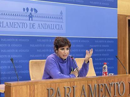 La parlamentaria andaluza Teresa Rodríguez, en rueda de prensa en el Parlamento.