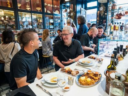 Tim Cooke, CEO de Apple, junto al cocinero español Dabiz Muñoz, en el restaurante Lardhy, en Madrid.