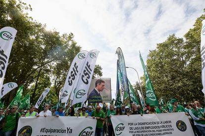Varias personas participan, con pancartas, en una manifestación a favor de la subida salarial de los trabajadores públicos el 21 de septiembre en Madrid.