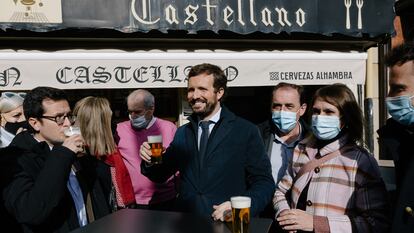 En el centro, el presidente del PP, Pablo Casado, toma una cerveza con varios cargos populares, en Soria, el pasado viernes.