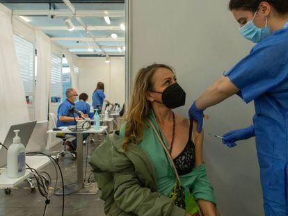 Una enfermera vacuna a una mujer en el centro de vacunación de la Fira de Barcelona.