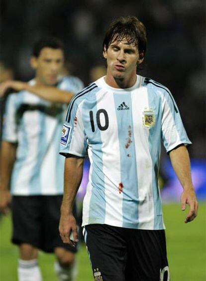 Messi abandona el rectángulo de juego tras la derrota (1-3) de Argentina frente a Brasil.