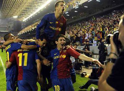 Los jugadores del Barcelona celebran el gol de Messi, el segundo, el que les ponía en ventaja.