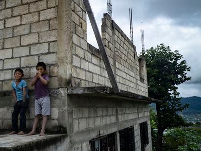 Dos niños juegan en una casa en construcción, en el municipio chiapaneco de Ocosingo, el 1 de Diciembre de 2020.