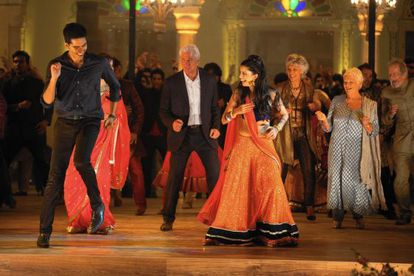 Dev Patel, Richard Gere y Judi Dench, en un fotograma del filme.