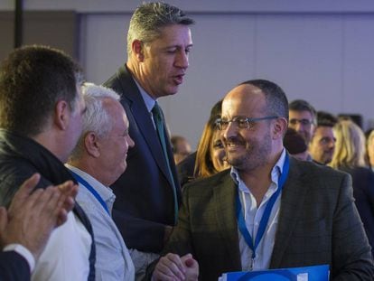 Alejandro Fernández saluda al diputado Santi Rodriguez. Detrás, Xavier García Albiol