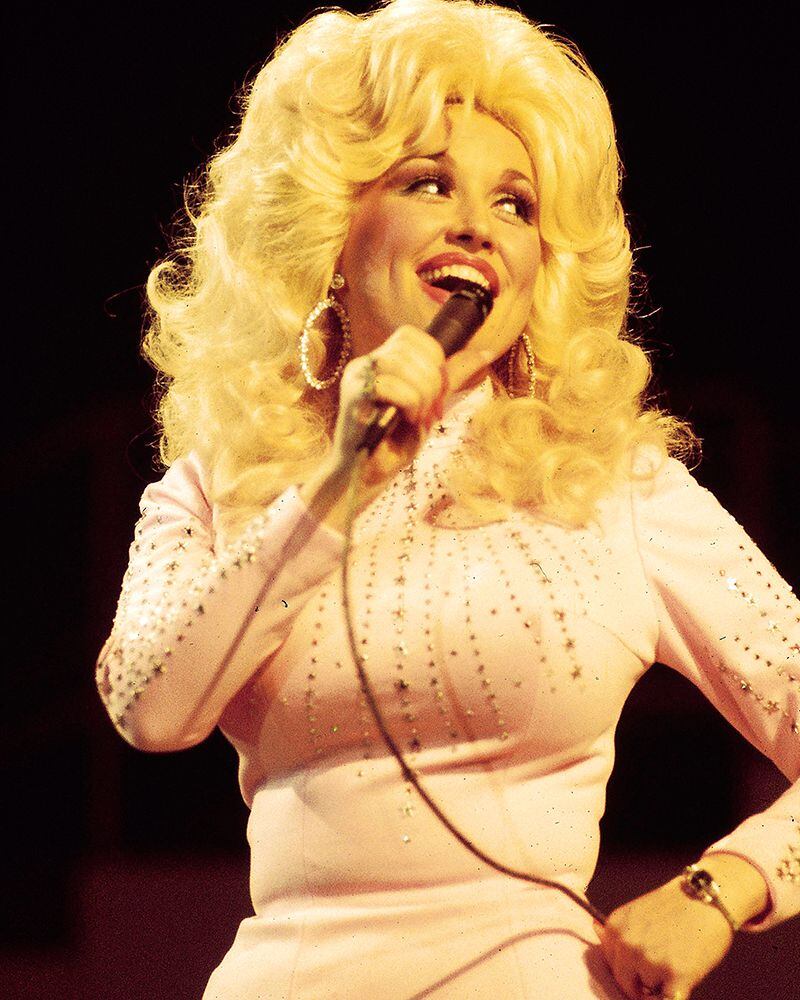 Dolly Parton, un estilo único que inspira lo que vestimos en 2018.
