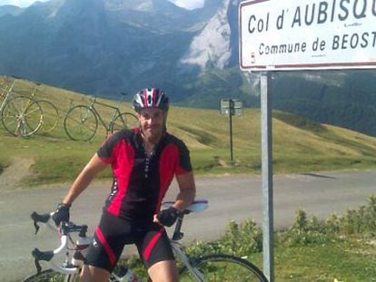 El ciclista &Oacute;scar Bautista Garc&iacute;a, en el alto de Aubisque (Francia).