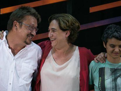 El candidat, Xavier Domènech, amb l'alcaldessa de Barcelona, Ada Colau.