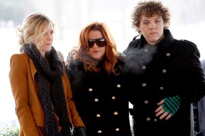 Lisa Marie Presley, con los hijos de su primer matrimonio, Riley y Benjamin Storm. Benjamin se suicidó a los 27 años, en octubre de 2020.