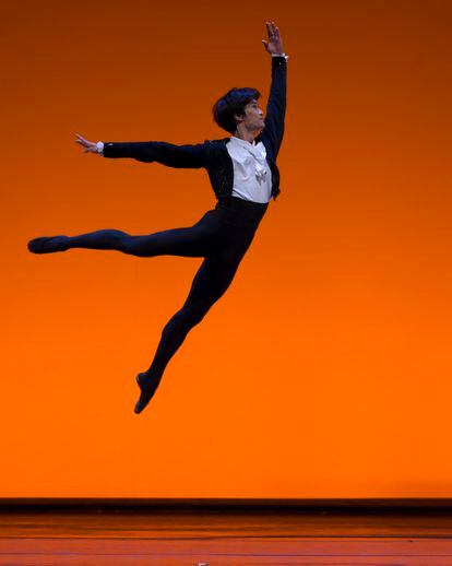 El bailarín Kimin Kim, en uno de sus saltos durante la actuación del Liceo.