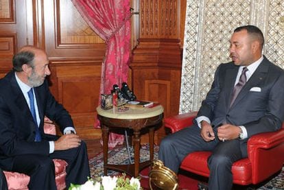 El rey de Marruecos, Mohamed VI, recibe al ministro del Interior, Alfredo Pérez Rubalcaba, en Rabat.