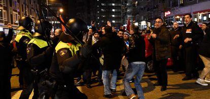 Enfrentamientos entre polic&iacute;a y manifestantes cerca del consulado turco de Rotterdam, este domingo.