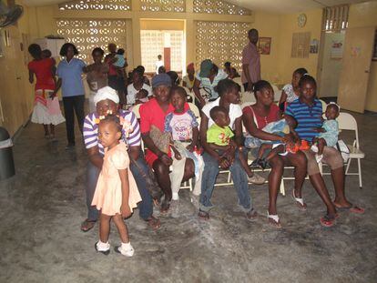 El centro de salud de las Hermanas de la Caridad en Cité Soleil atiende cada día 200 casos. La mayoría son niños desnutridos.